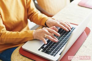 戦争体験などもつぶやくが、基本的には読む人が明るい気持ちになるようなツイートを毎日発信！　撮影／林ひろし（書籍『89歳、ひとり暮らし。お金がなくても幸せな日々の作りかた』より）