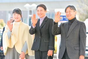 毎年恒例の“スキーご静養”でJR長野駅に到着された皇太子ご一家(3月25日)