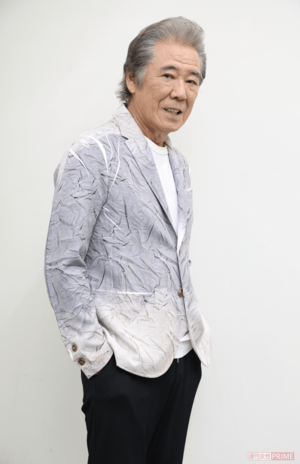 「北斎は人生で93回も引っ越ししたけど、僕も20回くらい引っ越ししてます。娘と女房がここ、お化けが出るからイヤって（笑）」（撮影／近藤陽介）