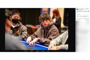 ポーカーの大会に参加する田中圭(『ポーカーマガジン~LightTHREE~ライトスリー』公式Xより)