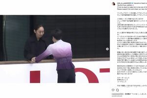 自身がコーチとして受け持つ選手の手を取り、激励する安藤美姫（公式インスタグラムより）