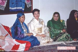 オマーン婦人協会のレセプションでは、外国語でご歓談された。平成6(1994)年11月