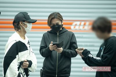 朝7時、合コンを終えて外に出てきた堂本光一と上田竜也（2022年）