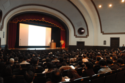 1月19日に大隈講堂で行われた最後の講義では1100以上の席がすべて埋まり、周辺は会場に入りきれなかった学生らであふれた