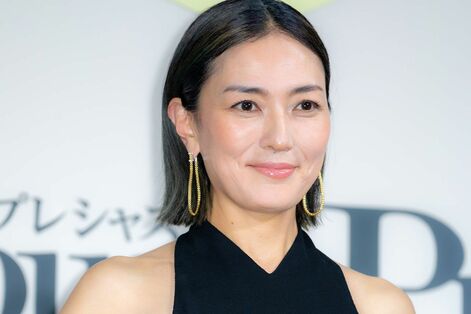 女優の板谷由夏、アラフィフ女優の“絶景ドレス姿”投稿にファン悶絶「お背中がお美しい」「同姓でも惚れる…