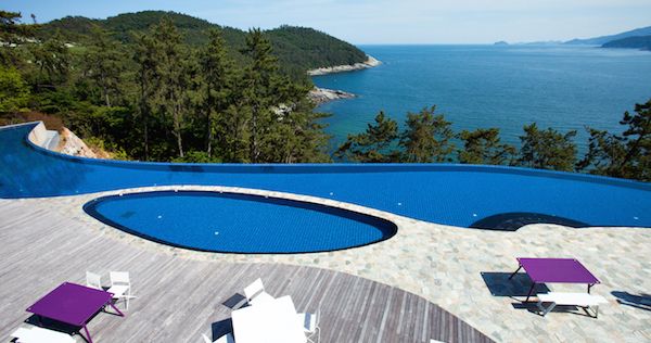 【写真】客室やゴルフコースから、リアス式海岸が望める