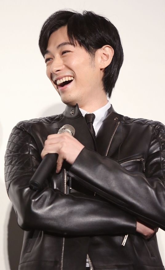 ディーン・フジオカ、主演映画の舞台挨拶会場で転倒寸前に