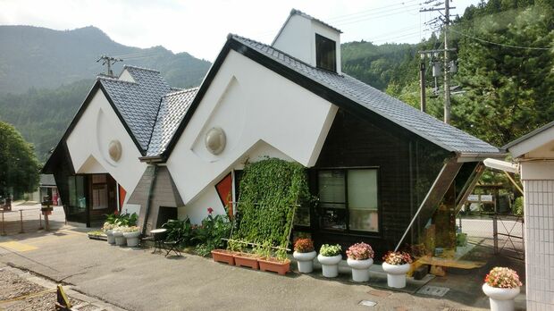■東栄＝とうえい　飯田線（愛知県）'92年に建設された駅舎は、東栄町で行われる重要無形民俗文化財『花祭』で使用される鬼の面がモチーフに。駅内にはカフェも