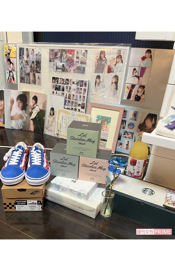 片瀬美月さんの自宅には思い出の品々が飾られている