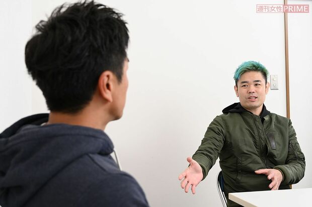 原田龍二（左）に真剣な表情で語りかける品川祐（右）