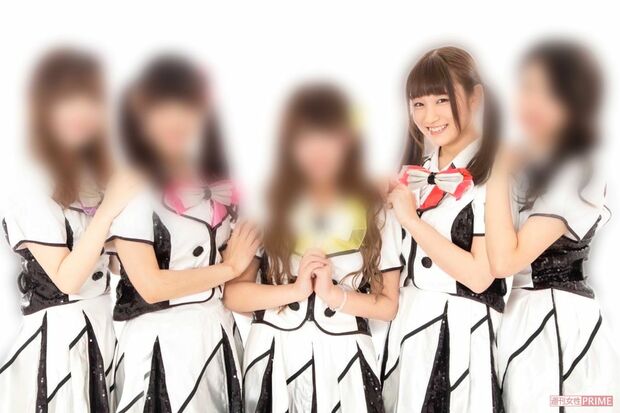 アイドルグループの一員としても芸能活動をしていた片瀬美月さん。メンバーカラーは赤