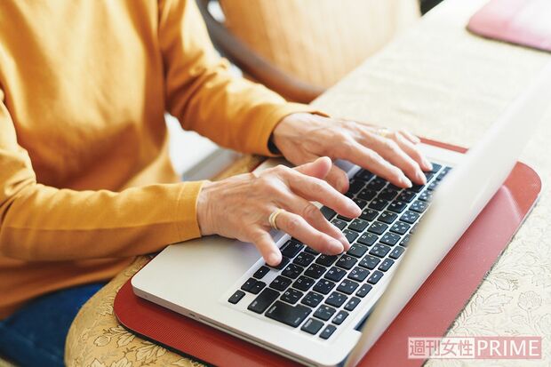 戦争体験などもつぶやくが、基本的には読む人が明るい気持ちになるようなツイートを毎日発信！　撮影／林ひろし（書籍『89歳、ひとり暮らし。お金がなくても幸せな日々の作りかた』より）