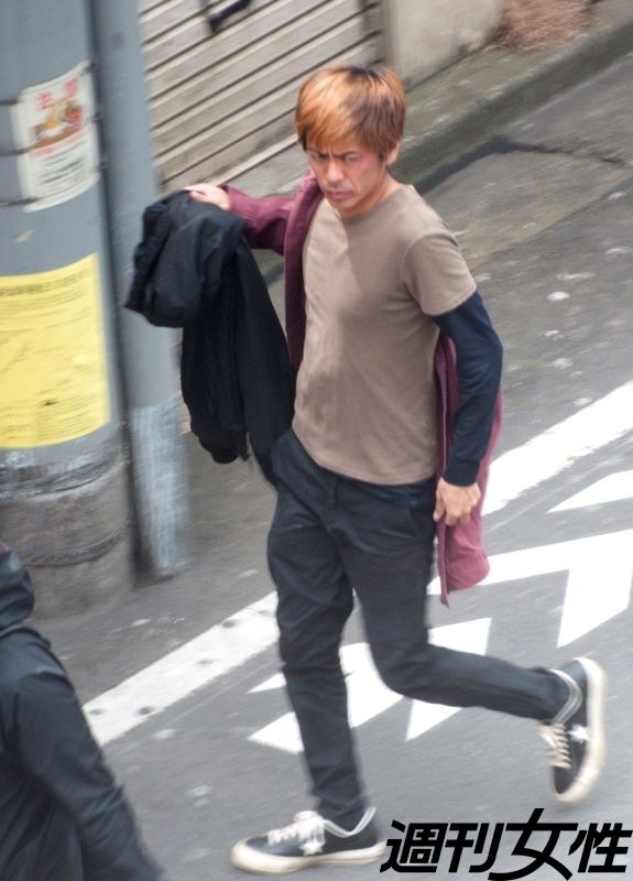 森田剛、初主演映画で見せた金髪“悪人面”なロケ姿