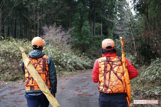 山に入る直前の興膳さん（左）と安田さん（右）。銃の取り扱いは制約が多く、路上ではケースから出すことはできないという