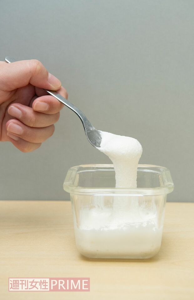 TikTokで33万いいねされていた動画を参考に、砂糖、はちみつ、オリーブオイル、ボディソープを混ぜて作った手作りのスクラブ　撮影／山田智絵