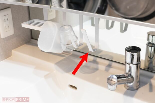 洗面戸棚下タンブラーホルダータワー／山崎実業（撮影／齋藤周造）　※画像をクリックするとAmazonの商品ページにジャンプします。