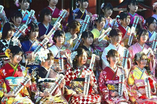 衝撃的な事件の後に迎えた、AKB48のメンバーたち（NGT48からは3人）のグループ成人式（今年1月14日、東京・神田明神にて。記者撮影）