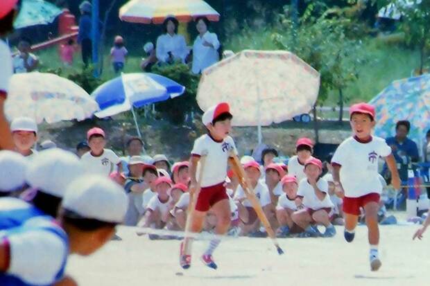 小学校の運動会は「走りたい」という思いから、走ることが困難な装具をはずして松葉杖で参加した