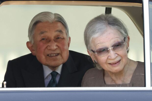 5月14日、京都駅で車に乗り込まれると、車窓を開けて挨拶された
