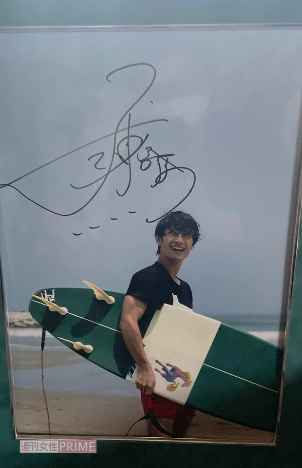 卯都木さんの事務所にあった春馬さんのサーフィン写真。茨城で波に乗り撮影現場に直行していた