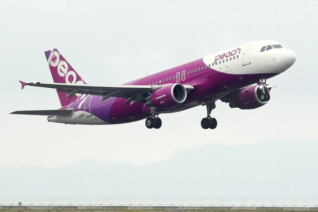 関西空港から飛び立つピーチ機（イメージ・共同通信）