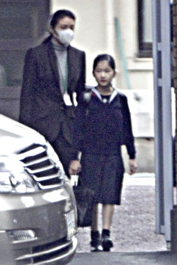  雅子さまに付き添われて、車で登下校されることが多かった（初等科3年・’10年12月）