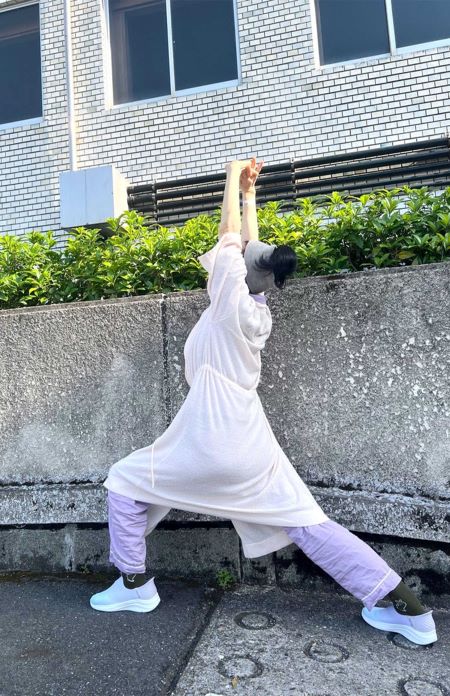病院を出て、ヨガの戦士のポーズをとる藤さん。「外の空気が気持ちよかった。自分を心地よくしてあげられるのは、自分だけですから」 写真/藤あや子さん提供