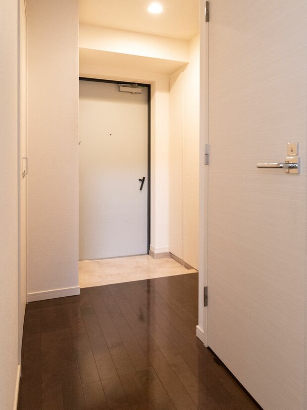 防災的には何もない玄関が正解。つまずくおそれがあるので玄関マットもナシ。靴ベラも凶器になるので使わないときはしまっておく