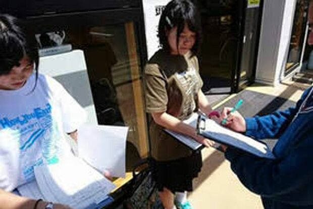 花巻北高校の生徒たちはSNSで情報を告知し、市民が集まりそうな場所で署名活動をした