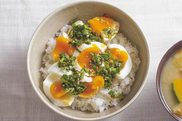 半熟ゆで卵丼にらだれ　撮影／中野博安