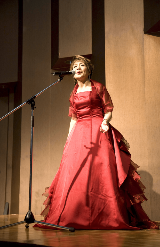 コンサートではあでやかに(2009年3月)。シャンソンに挑戦するエピソードは映画にも登場する