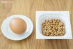 卵１個と納豆１パックでおよそ100gのタンパク質食材を摂取できる　撮影／廣瀬靖士