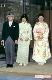 一般の結納にあたる『納采の儀』後の挨拶を終え、皇居を後にされる紀子さまとご両親('90年1月)