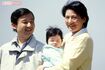 '02年4月、生後5か月の愛子さまとともに神奈川・葉山でご静養されていた天皇陛下と雅子さま