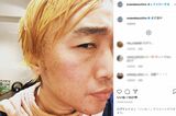 脱色中のスピードワゴン小沢一敬（1/3）本人のInstagramより