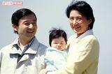 '02年4月、生後5か月の愛子さまとともに神奈川・葉山でご静養されていた天皇陛下と雅子さま