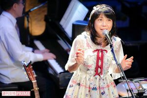 昨年末のライブではMCの話がつい長くなり、バックミュージシャンから演奏を促される場面も　撮影／佐藤靖彦