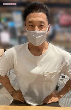 フードコートでお寿司を食べながらインタビュー。自慢の筋肉は「今はメイクしてないから見せられない」と、なかやまきんに君