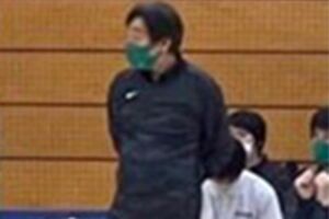 試合を見守る石井容疑者（学校HPより）