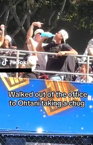 ネットで拡散されている、テキーラのボトルをラッパ飲みする大谷（TikTokより）