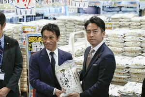 備蓄米販売の都内大手スーパーなど視察する小泉農水相　写真／共同通信社