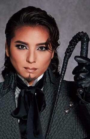 2009年に入団した輝月ゆうま。渋い男性役を多数、演じている（劇団公式HPより）