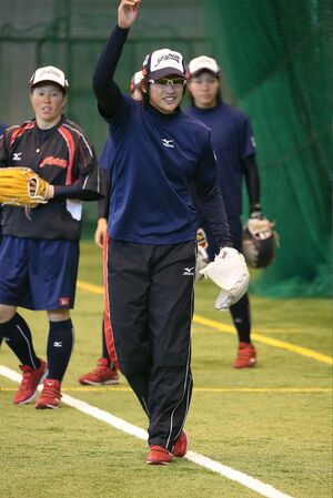 3月の鴨川合宿で投球練習をする34歳のエース・上野。麗華監督との心温まるエピソードの数々を語ってくれた。監督に恩返しをしたいと意気込む　撮影／吉岡竜紀