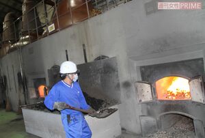 蒸溜棟の石炭直火蒸溜は温度調節が難しく、石炭のくべ方は職人技