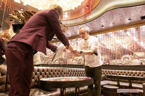 指導役のなつさん(左)に挨拶する壱成(右)