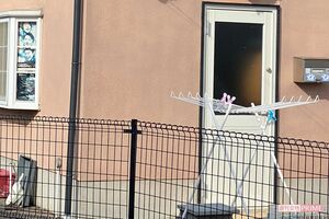 最後はこの勝手口のガラスを割って室内に入った