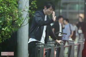 帰宅する仲間に優しく手を振る佐々木蔵之介