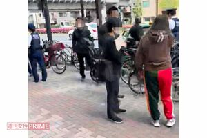 4月16日の午前、品川区路上で事情聴取をうける華原(目撃者提供)