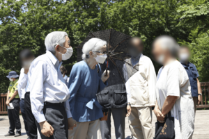 ご静養のため那須町を訪問された美智子さまは地元女性にお声がけをされた(7月25日)