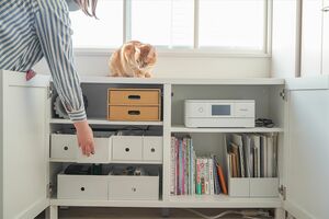 分類したものを、収めていく。収納アイテムのサイズ計測や商品選びがうまくいっていれば、気持ちよくフィットして見た目もグッとレベルアップ。写真／フジモリタイシ、ヒラヤマタイジロー（『スキマをうめる収納ルール』より）